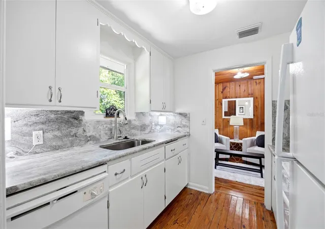 4th image of 1024 Michigan Dr E, Dunedin, FL 34698 | MLS# TB8523281