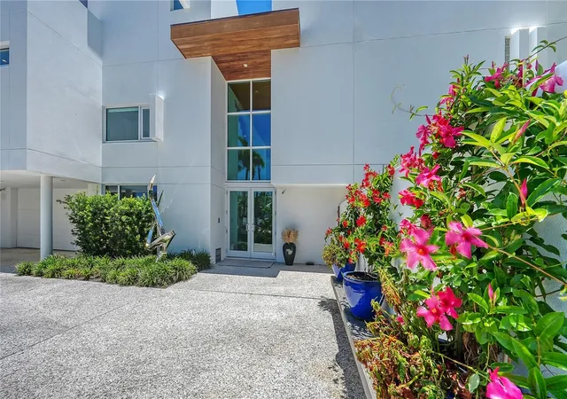 Homes for sale in Sarasota, FL | 246 Morningside Dr, Sarasota, FL 34236 | MLS# A4698159