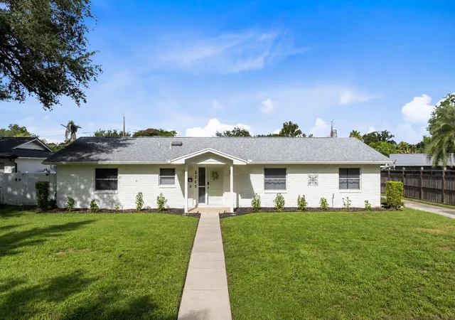 Photo 1 of Single family home for sale at 2215 Bradford Ct, Orlando, FL 32806 | MLS# O6420077 | Listing updated on 2026-09-04
