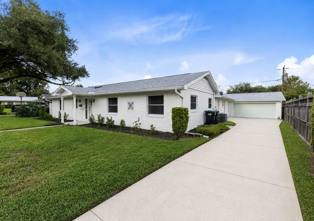Photo 2 of Single family home for sale at 2215 Bradford Ct, Orlando, FL 32806 | MLS# O6420077 | Listing updated on 2026-09-04
