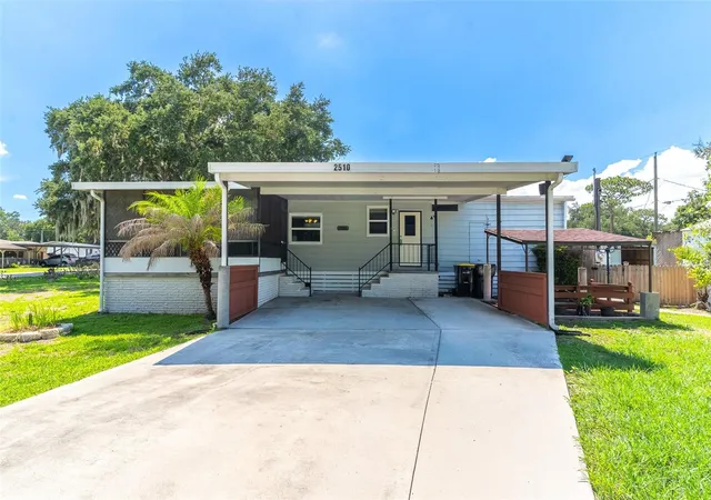 Homes for sale in Lakeland, FL | 2510 Island Oaks E, Lakeland, FL 33805 | MLS# L4963079