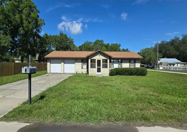 Photo 1 of Single family home for sale at 541 Sunset Ave, Umatilla, FL 32784 | MLS# G5114306 | Listing updated on 2026-10-12