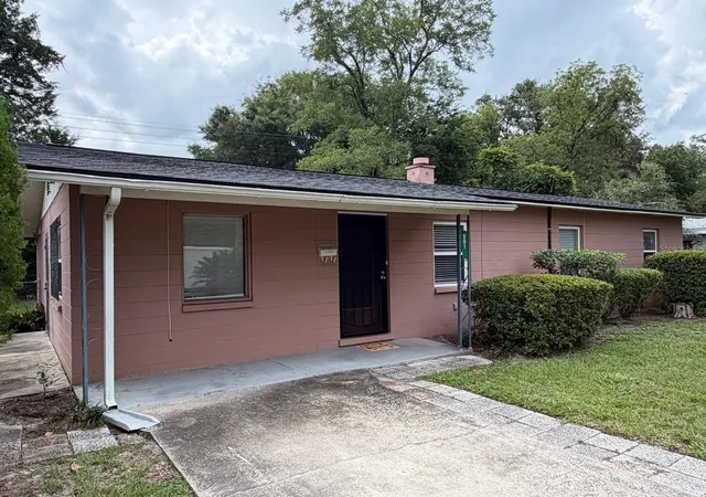 Photo 2 of Sale Pending at 901 NE 23rd Street, Gainesville, FL 32641 | MLS# GC541481 | Listing updated on 2026-08-24