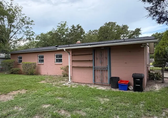 Photo 3 of Sale Pending at 901 NE 23rd Street, Gainesville, FL 32641 | MLS# GC541481 | Listing updated on 2026-08-24