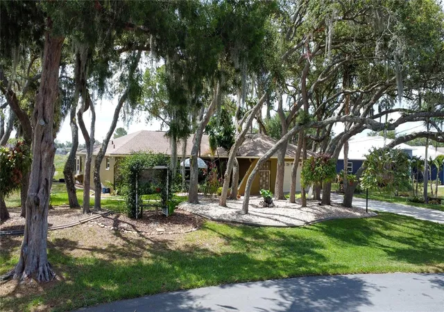 Photo 2 of Single family home for sale at 268 Eastpoint Ct, Spring Hill, FL 34606 | MLS# W7887083 | Listing updated on 2026-06-26