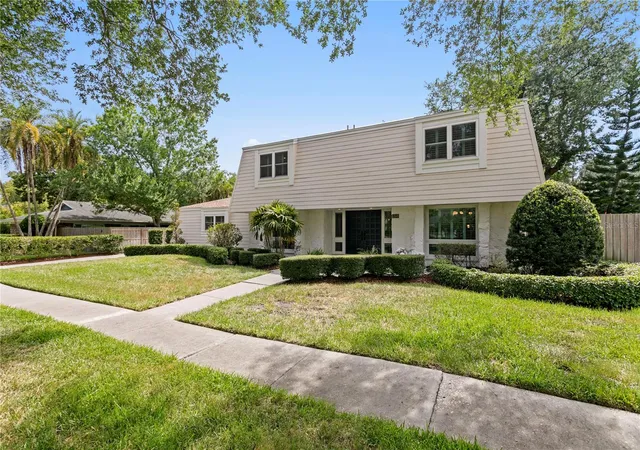 Photo 2 of Single family home for sale at 13305 Golf Crst Cir, Tampa, FL 33618 | MLS# TB8523528 | Listing updated on 2026-10-10