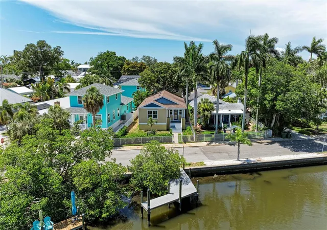 Photo 3 of Single family home for sale at 632 Virginia Dr, Bradenton, FL 34205 | MLS# A4698202 | Listing updated on 2026-08-23