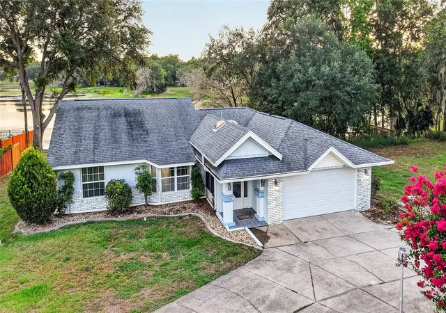 Homes for sale in Fruitland Park, FL | 302 E Mirror Lake Dr, Fruitland Park, FL 34731 | MLS# G5114324