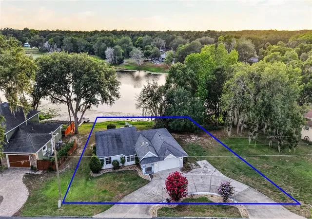 Homes for sale in Fruitland Park, FL | 302 E Mirror Lake Dr, Fruitland Park, FL 34731 | MLS# G5114324