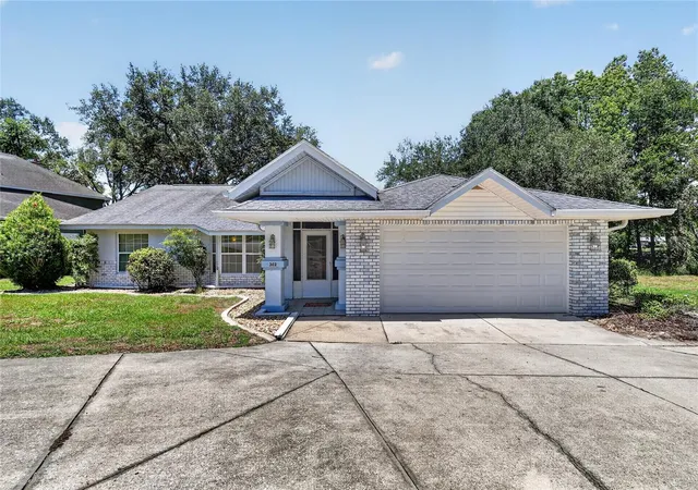 Homes for sale in Fruitland Park, FL | 302 E Mirror Lake Dr, Fruitland Park, FL 34731 | MLS# G5114324