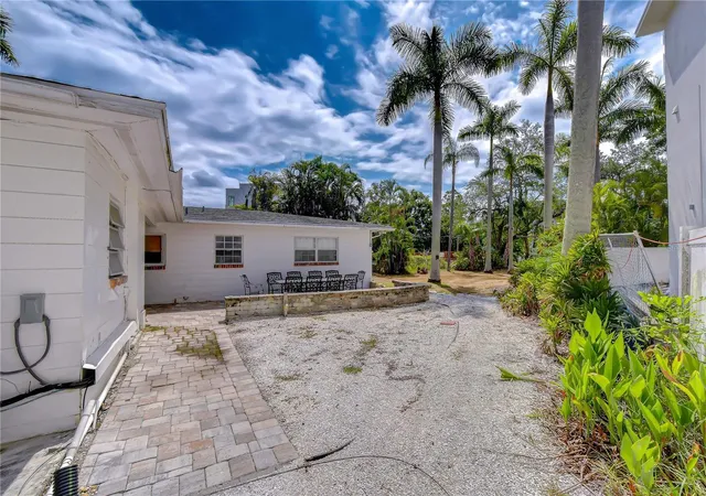 Photo 3 of Single family home for sale at 5006 W Dickens Ave, Tampa, FL 33629 | MLS# TB8523616 | Listing updated on 2026-07-08