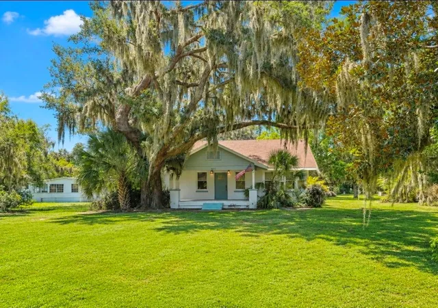 Photo 2 of Single family home for sale at 695 Lyle Pkwy, Bartow, FL 33830 | MLS# B4902300 | Listing updated on 2026-08-21