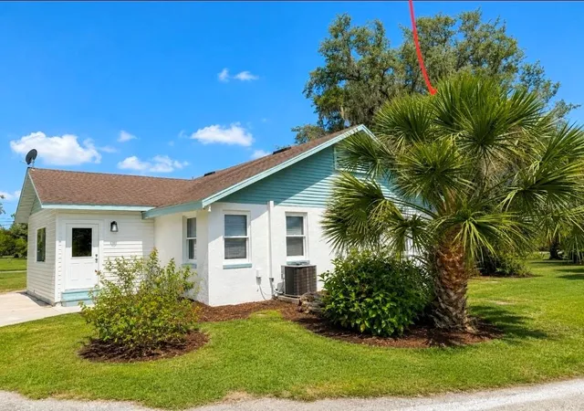 Photo 2 of Single family home for sale at 695 Lyle Pkwy, Bartow, FL 33830 | MLS# B4902300 | Listing updated on 2026-08-21