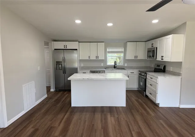 Photo 3 of Manufactured home for sale at 6428 Fernwood Dr, Lakeland, FL 33810 | MLS# B4902301 | Listing updated on 2026-09-01