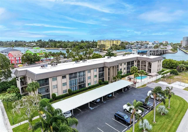 Photo 3 of Condo for sale at 6470 Hollywood Blvd #307, Sarasota, FL 34231 | MLS# A4698253 | Listing updated on 2026-08-30