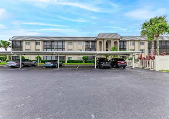 Photo 4 of Condo for sale at 6470 Hollywood Blvd #307, Sarasota, FL 34231 | MLS# A4698253 | Listing updated on 2026-08-30