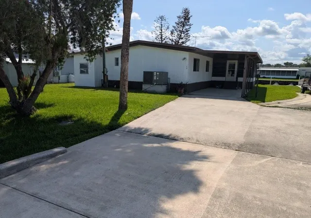 Photo 3 of Manufactured home for sale at 154 Moonlite Dr, Welaka, FL 32193 | MLS# V4949895 | Listing updated on 2026-08-19