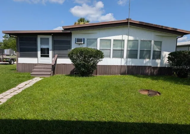 Photo 1 of Manufactured home for sale at 154 Moonlite Dr, Welaka, FL 32193 | MLS# V4949895 | Listing updated on 2026-08-19