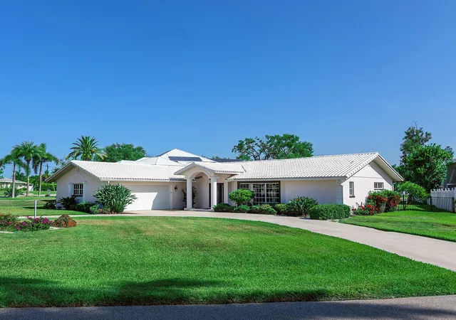 Photo 2 of Single family home for sale at 396 Bayshore Dr, Venice, FL 34285 | MLS# N6144838 | Listing updated on 2026-10-10