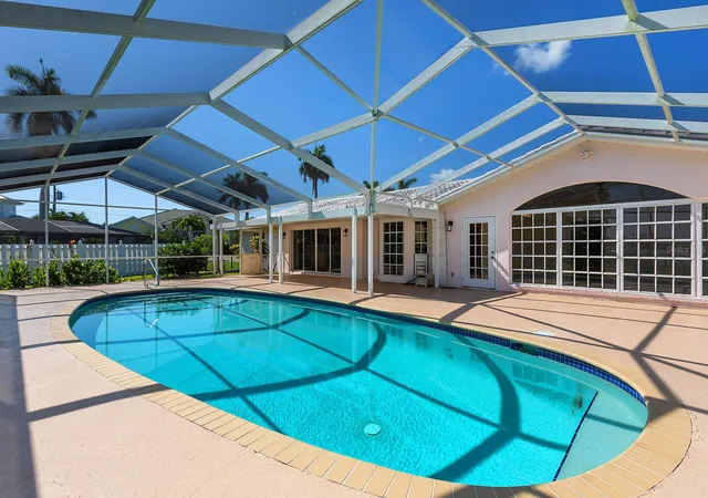 Photo 3 of Single family home for sale at 396 Bayshore Dr, Venice, FL 34285 | MLS# N6144838 | Listing updated on 2026-09-17