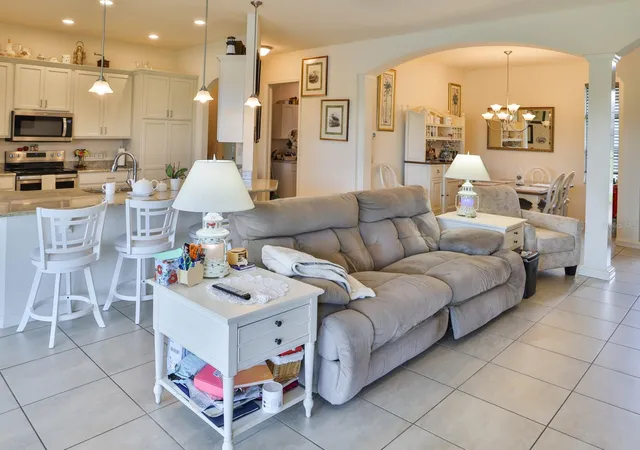 4th image of 1061 Sawgrass Dr, Winter Haven, FL 33884 | MLS# L4963110