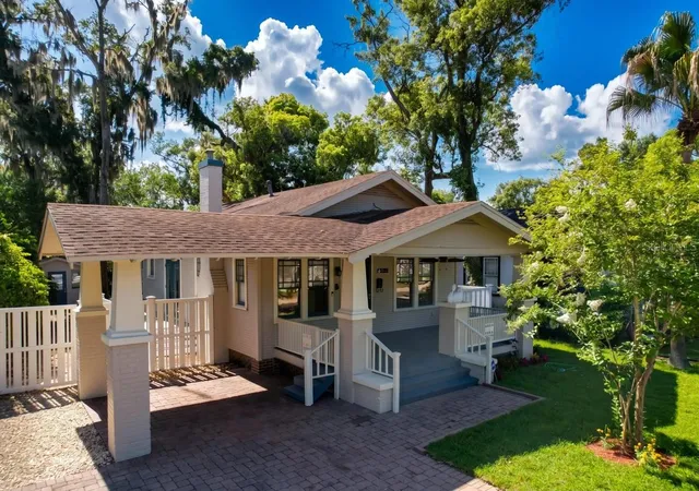 Photo 4 of Single family home for sale at 806 Johnson Ave, Lakeland, FL 33801 | MLS# A4698291 | Listing updated on 2026-08-19