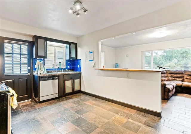 4th image of 912 Druid Rd E, Clearwater, FL 33756 | MLS# TB8523868