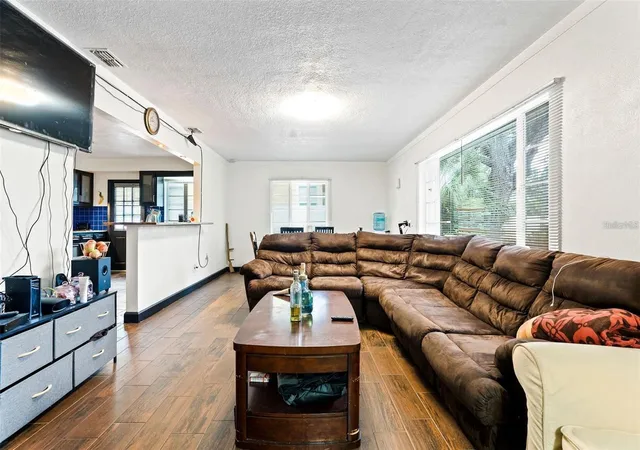 5th image of 912 Druid Rd E, Clearwater, FL 33756 | MLS# TB8523868