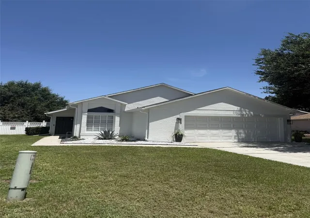 Photo 3 of Single family home for sale at 2916 Canoe Cir, St Cloud, FL 34772 | MLS# S5152627 | Listing updated on 2026-09-04