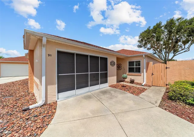 Photo 1 of Single family home for sale at 911 Medira Dr, Lady Lake, FL 32159 | MLS# G5114357 | Listing updated on 2026-09-11