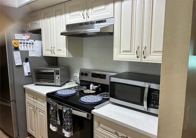 Photo 4 of Single family home for sale at 9241 Toby Ln, Orlando, FL 32817 | MLS# O6420573 | Listing updated on 2026-10-19