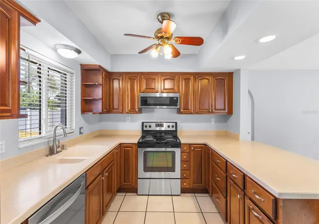 2nd image of 605 S Florida Ave, Tarpon Springs, FL 34689 | MLS# TB8524031