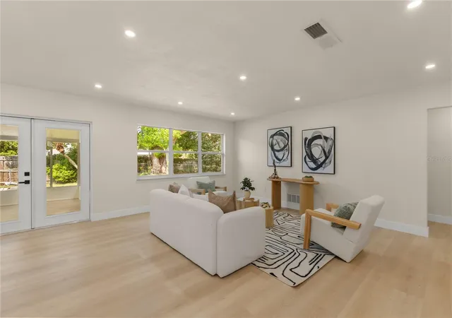 Photo 3 of Single family home for sale at 726 Forest Glen Ct, Maitland, FL 32751 | MLS# O6420590 | Listing updated on 2026-09-28