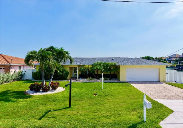 1st image of 902 Oakwood Dr, Largo, FL 33770 | MLS# TB8524079