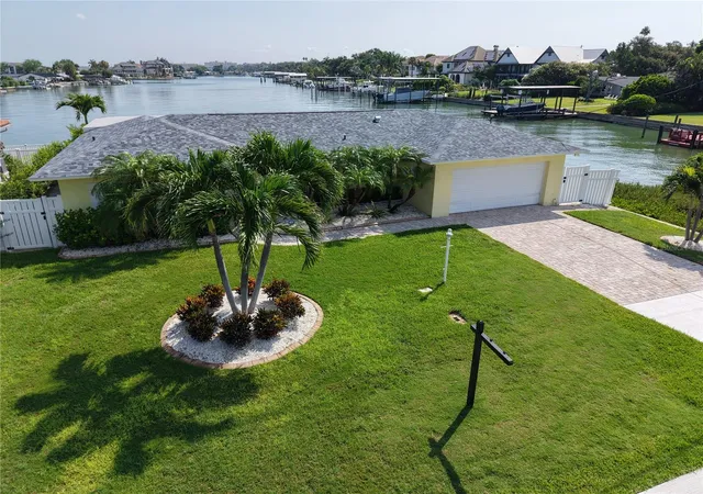 3rd image of 902 Oakwood Dr, Largo, FL 33770 | MLS# TB8524079