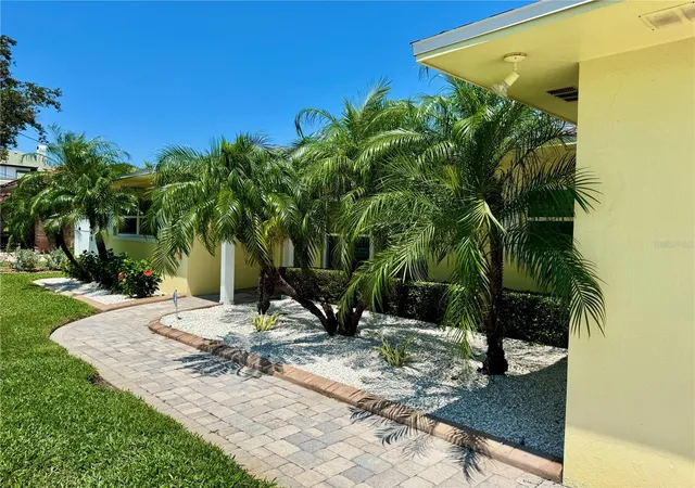 5th image of 902 Oakwood Dr, Largo, FL 33770 | MLS# TB8524079