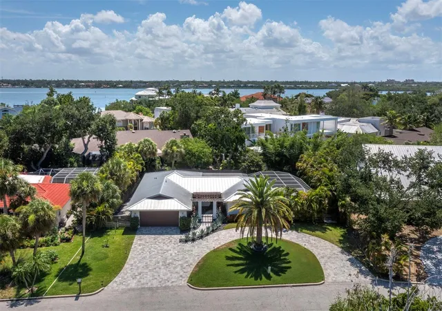 Photo 1 of Single family home for sale at 622 Tropical Cir, Sarasota, FL 34242 | MLS# A4698398 | Listing updated on 2026-07-24