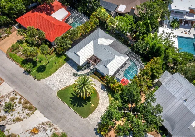 Photo 2 of Single family home for sale at 622 Tropical Cir, Sarasota, FL 34242 | MLS# A4698398 | Listing updated on 2026-07-24