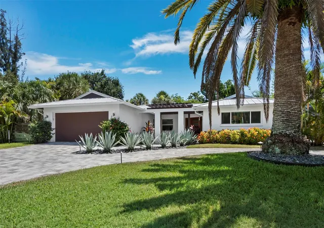 Photo 3 of Single family home for sale at 622 Tropical Cir, Sarasota, FL 34242 | MLS# A4698398 | Listing updated on 2026-07-24