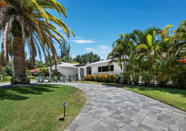 Photo 4 of Single family home for sale at 622 Tropical Cir, Sarasota, FL 34242 | MLS# A4698398 | Listing updated on 2026-07-24