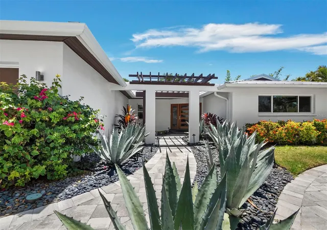 Photo 5 of Single family home for sale at 622 Tropical Cir, Sarasota, FL 34242 | MLS# A4698398 | Listing updated on 2026-07-24