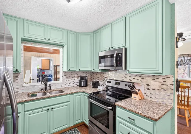 Photo 2 of Single family home for sale at 2021 Oliver Pl, Winter Haven, FL 33881 | MLS# P4939187 | Listing updated on 2026-09-06