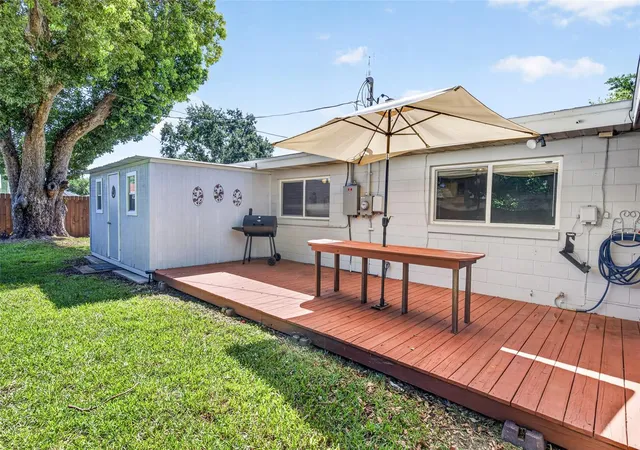 Photo 3 of Single family home for sale at 2021 Oliver Pl, Winter Haven, FL 33881 | MLS# P4939187 | Listing updated on 2026-09-06