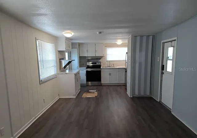3rd image of 5031 4Th St E, Bradenton, FL 34203 | MLS# TB8524144