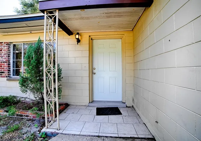 Photo 3 of Single family home for sale at 404 Louis St, Leesburg, FL 34748 | MLS# O6420704 | Listing updated on 2026-09-19