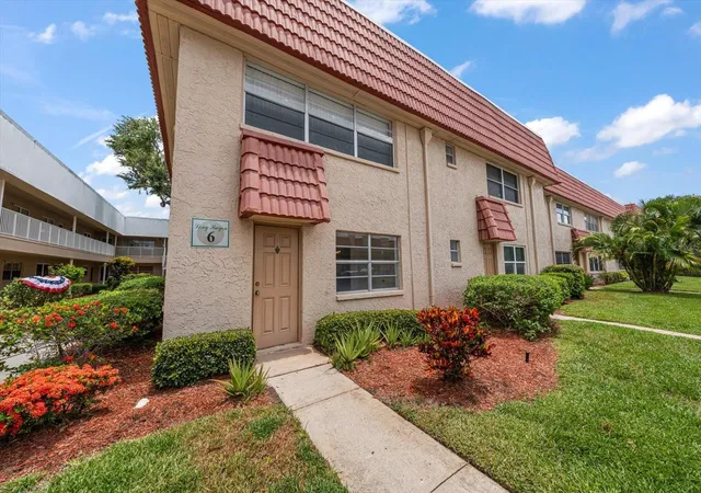Photo 4 of Condo for sale at 10037 62nd Terrace N #1, St Petersburg, FL 33708 | MLS# TB8524186 | Listing updated on 2026-09-01
