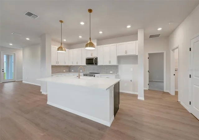 Photo 2 of Single family home for sale at 3712 Jons Lakeview St, Plant City, FL 33566 | MLS# TB8524188 | Listing updated on 2026-10-08