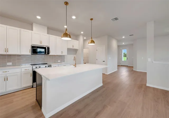 Photo 3 of Single family home for sale at 3712 Jons Lakeview St, Plant City, FL 33566 | MLS# TB8524188 | Listing updated on 2026-10-10