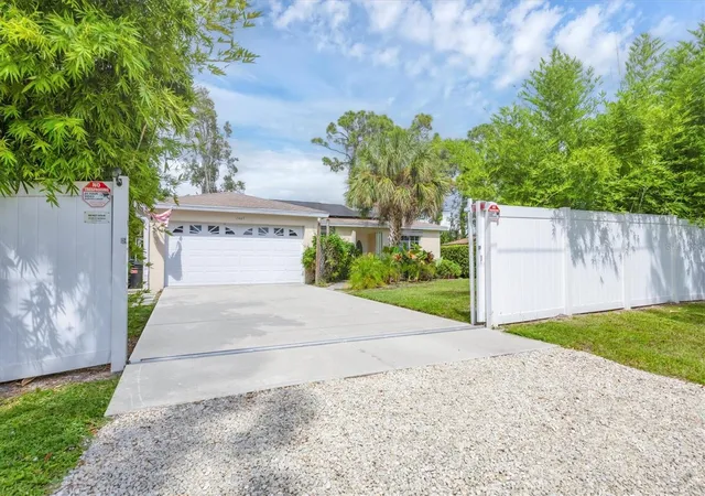 Photo 1 of Single family home for sale at 2445 Apache St, Sarasota, FL 34231 | MLS# N6144857 | Listing updated on 2026-08-19