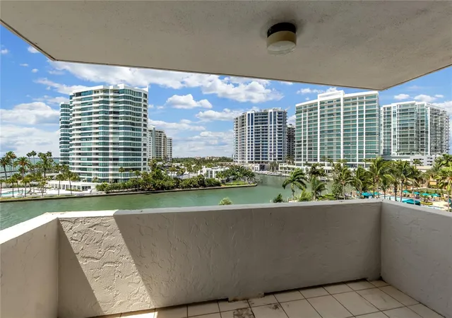 2nd image of 101 Sunset Dr #PH1, Sarasota, FL 34236 | MLS# A4698459